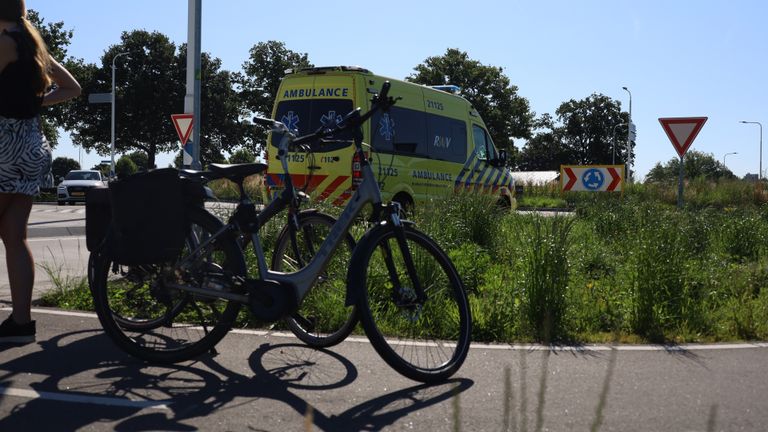 Fietsster wordt licht geraakt door auto (foto: Kevin Kanters - SQ Vision).