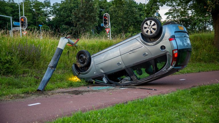 De auto kwam op z'n kop terecht (foto: Christian Traets/SQ Vision).