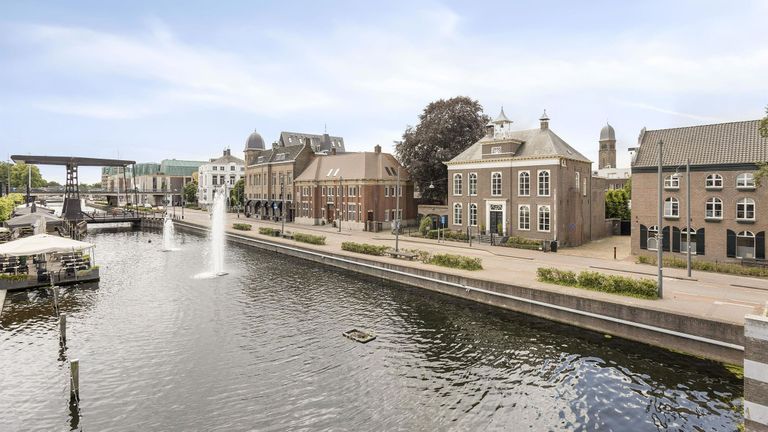 De villa ligt aan de Zuid-Willemsvaart in Helmond (foto: vb&t Makelaars).