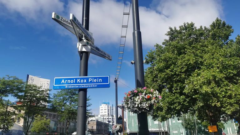 Het naambordje op het Stationsplein in Eindhoven (foto: Studio040).