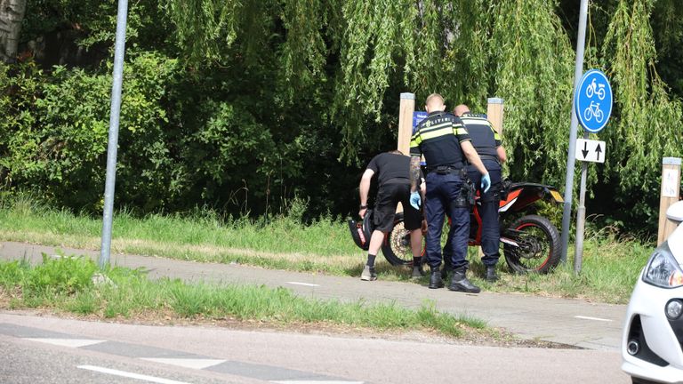 Agenten bekijken de scooter (foto: Kevin Kanters/SQ Vision Mediaprodukties).