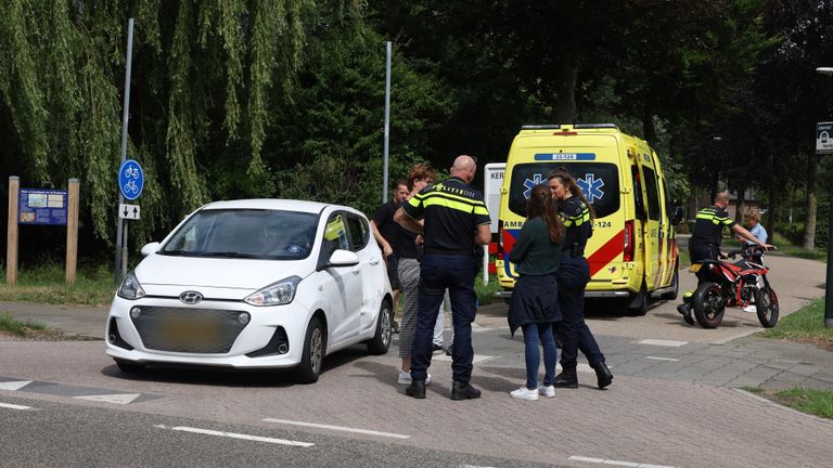 De scooter en de wagen die bij het ongeluk in Boerdonk betrokken waren (foto: Kevin Kanters/SQ Vision Mediaprodukties).