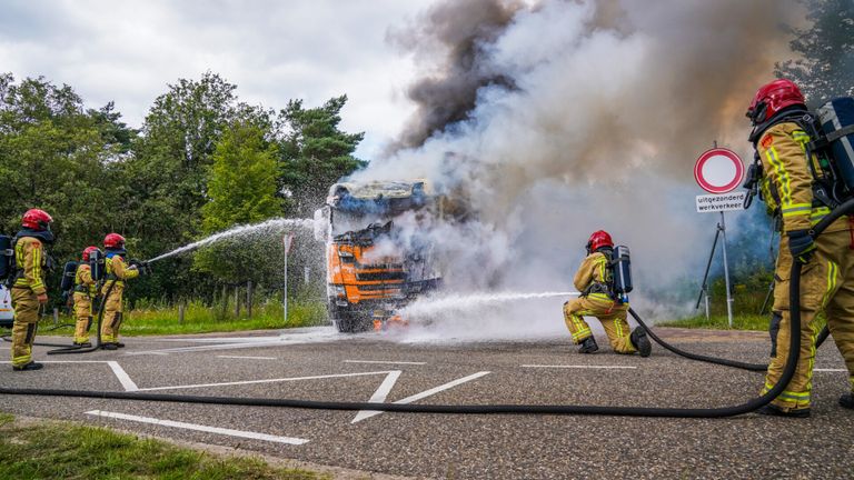 Brandweerlieden proberen de vrachtwagen vergeefs te redden (foto: Dave Hendriks/SQ Vision Mediaprodukties).