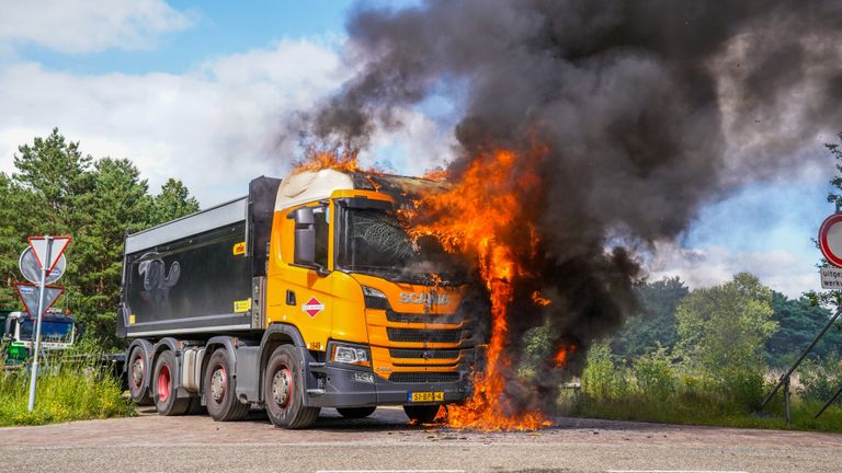 De vrachtwagen staat in lichterlaaie (foto: Dave Hendriks/SQ Vision Mediaprodukties).