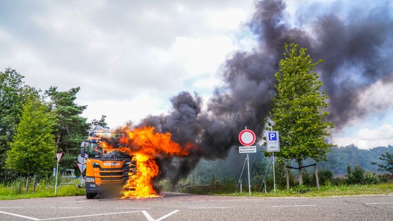 Het vuur leidde tot zwarte rookwolken (foto: Dave Hendriks/SQ Vision Mediaprodukties).