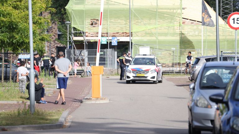 De politie bij het azc in Grave (foto: Marco van den Broek/SQ Vision Mediaprodukties).