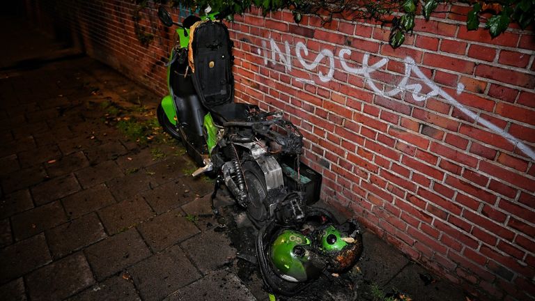 Van de deelscooter in Tilburg bleef weinig over (foto: Toby de Kort/SQ Vision).