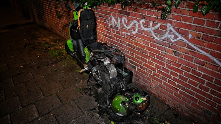 Van de deelscooter in Tilburg bleef weinig over (foto: Toby de Kort/SQ Vision).