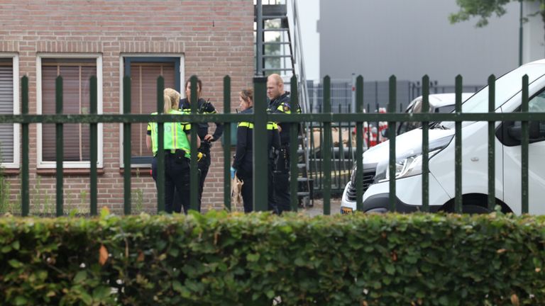 Agenten aan de Duinweg in Schijndel (foto: Sander van Gils/SQ Vision).