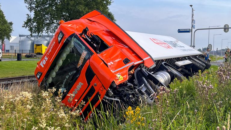 De vrachtwagenchauffeur bleef bij het ongeluk op de N329 bij Oss ongedeerd (foto: Gabor Heeres/SQ Vision).