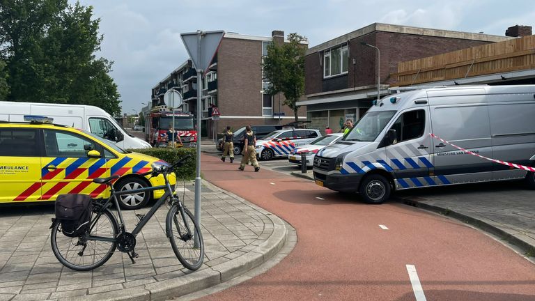 Diverse hulpdiensten werden na de vondst van het explosief in Den Bosch opgeroepen (foto: Floortje van Gameren). 