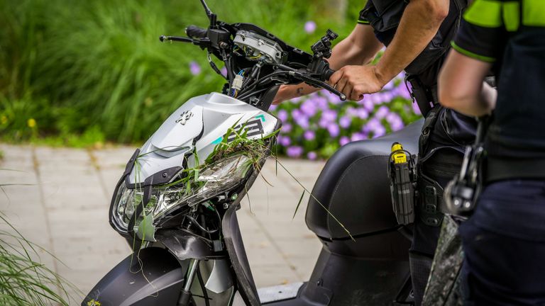 De vrouw is per ambulance naar het ziekenhuis gebracht (foto: SQ Vision).