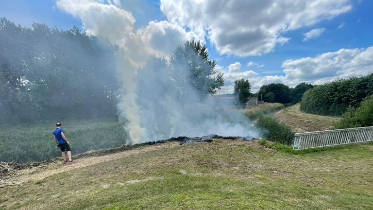 De bermbrand veroorzaakte een rookpluim.