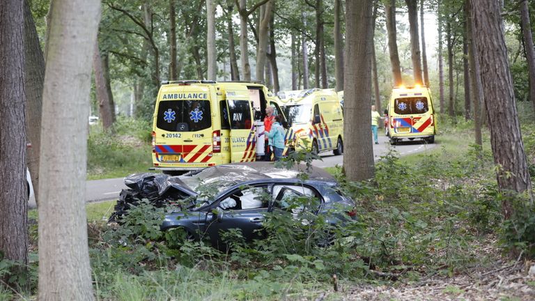 Het ongeluk op de Boslustweg in Bergen op Zoom gebeurde rond halfzeven zondagochtend (foto: Christian Traets/SQ Vision).
