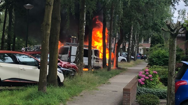 Hoe het busje in Son vlam kon vatten, wordt onderzocht (foto: Sanders).