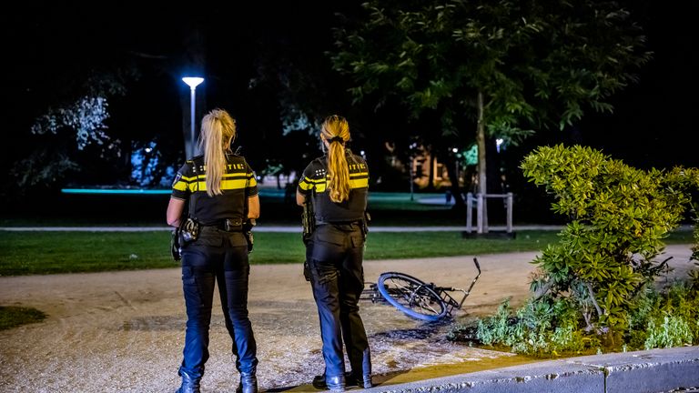 Agenten houden een oogje in het zeil (foto: Jack Brekelmans/SQ Vision Mediaprodukties).