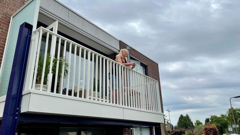 Manja geniet vanaf haar balkon weer van het uitzicht (foto: Erik Peeters). 