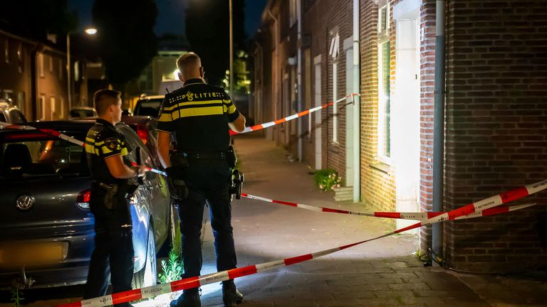 De omgeving van het huis aan de Merelstraat in Oss werd na de beschieting afgezet (foto: Gabor Heeres/SQ Vision).