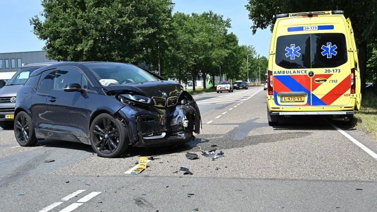 Drie vrouwen zijn na de botsing in Ulvenhout nagekeken door ambulancepersoneel (foto: Perry Roovers/SQ Vision).