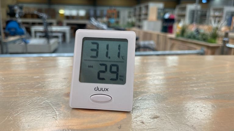 Rond het middaguur was het al 31 graden in de Kringloopwinkel (foto: Omroep Brabant).