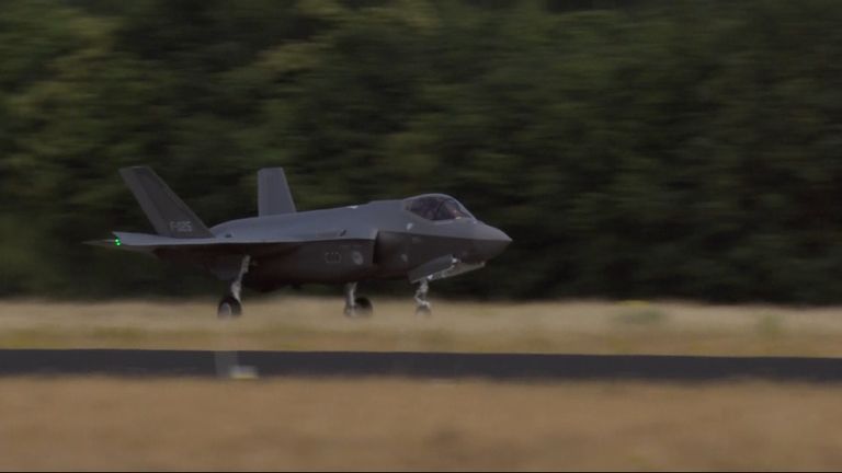 Een van de F-35's tijdens de landing in Volkel.