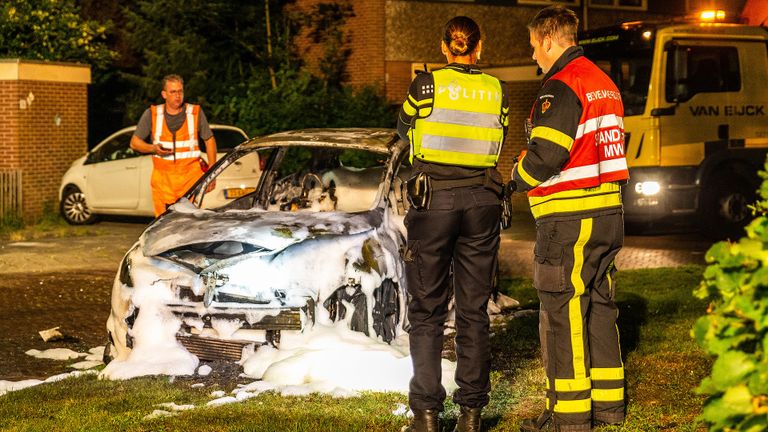 Van de auto in Made bleef na de brand weinig over (foto: Mathijs Bertens/SQ Vision).