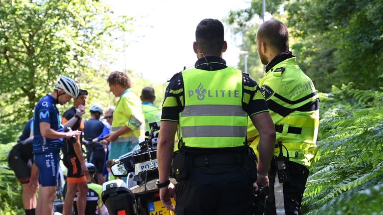 Meerdere fietsers gewond op het fietspad langs de Leursebaan in Breda (foto: Perry Roovers/SQ Vision).