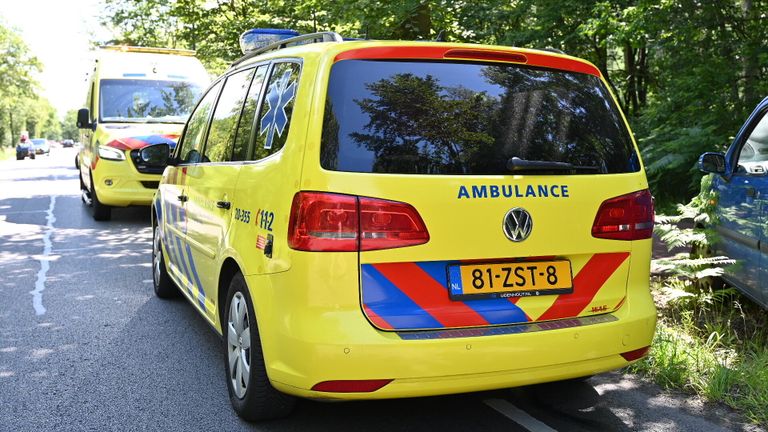 Een wielrenner is in een ambulance naar een ziekenhuis gebracht (foto: Perry Roovers/SQ Vision).