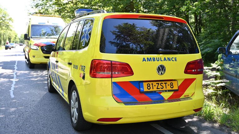 Een wielrenner is in een ambulance naar een ziekenhuis gebracht (foto: Perry Roovers/SQ Vision).