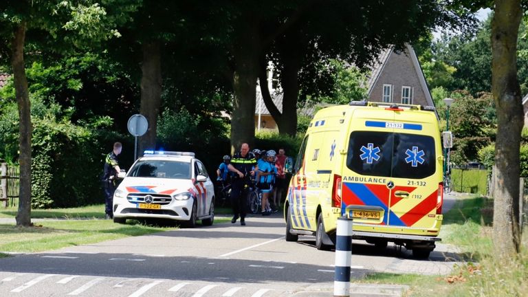 Vanwege de gewonde wielrenner in Linden werden diverse hulpverleners opgeroepen (foto: SK-Media).