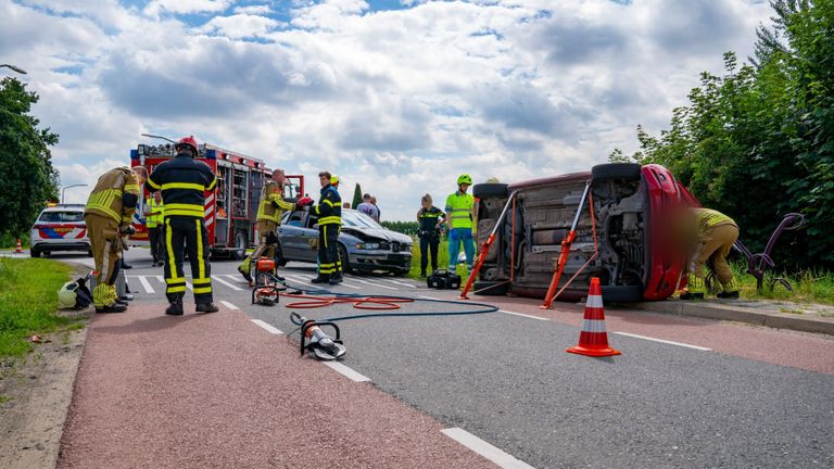 Na de botsing in Andel moest een betrokkende uit de auto worden bevrijd (foto: Jurgen Versteeg/SQ Vision).