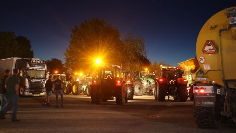 Boeren verzamelden zich zondagnacht bij eetcafé De Ketting in Boxtel (foto: Bart Meesters).