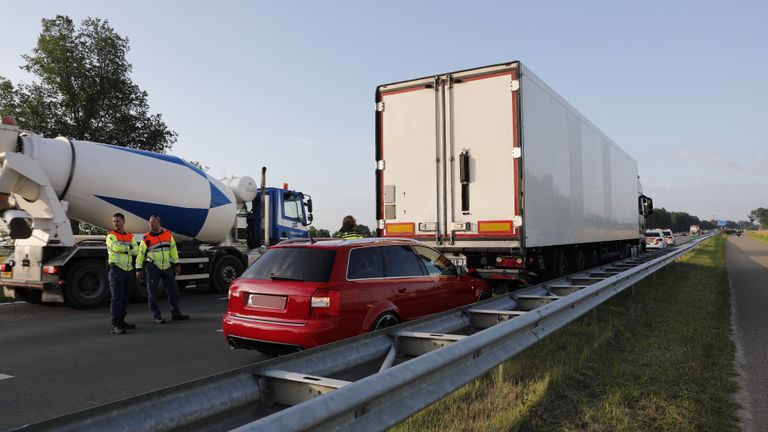 Het ongeluk op de A17 bij Oud Gastel (foto: Christian Traets/SQ Vision).