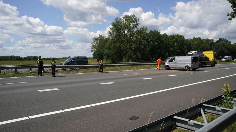 De beschadigde vangrail en de 'gecrashte' bestelwagen (foto: WdG/SQ Vision Mediaprodukties).