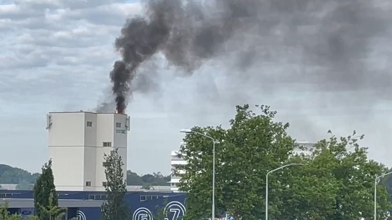 Tot in de wijde omgeving hing een chemische lucht (foto: Joep van der Plas).