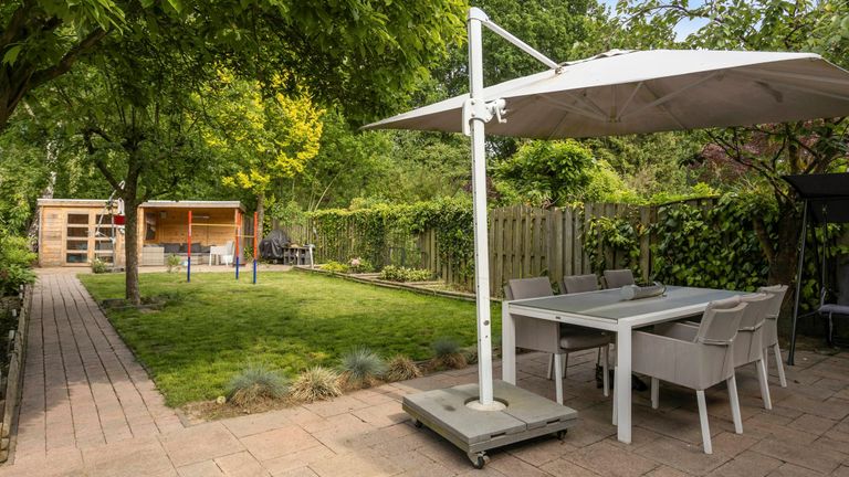 Een grote tuin vol loungeplek (foto: Makelaar Van Uffelen).