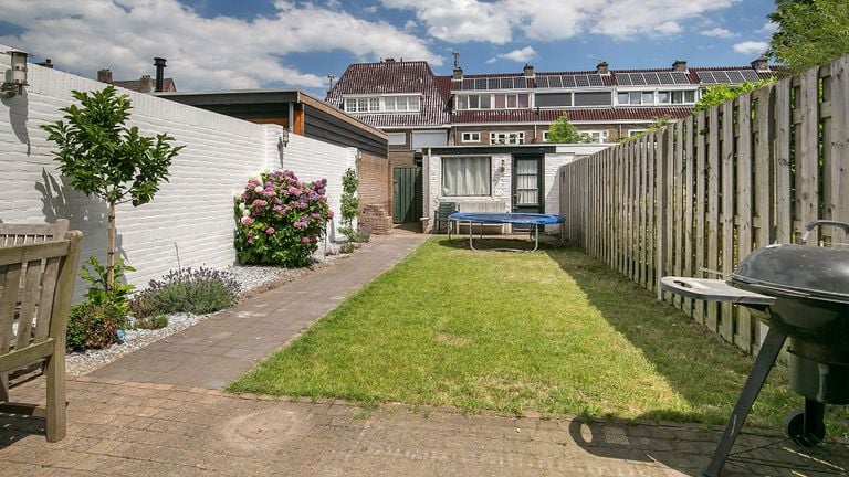 Het huis heeft een diepe tuin waar de hond los kan (foto: Huis-o-Theek Makelaars).