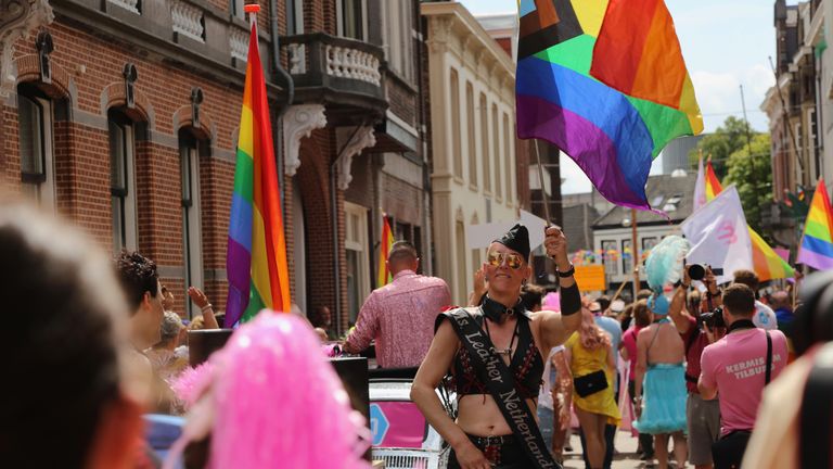 Miss Leather Netherlands 2021 voorop in de Pride Walk.