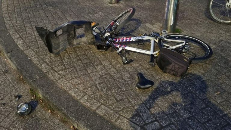 De vernielde politiefiets (foto: politie).
