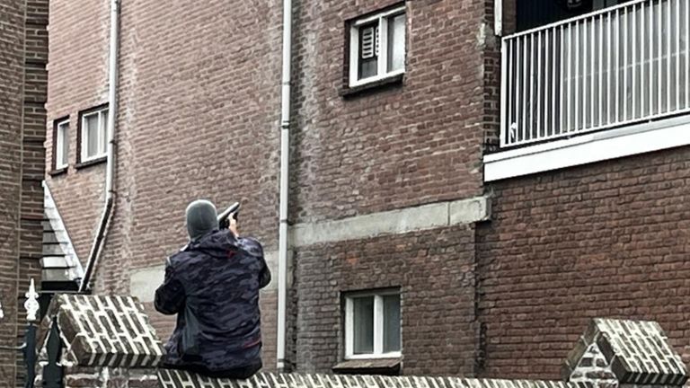 De politie aan het werk tijdens één van de invallen in Veghel (foto: Persbureau Midden Nederland).