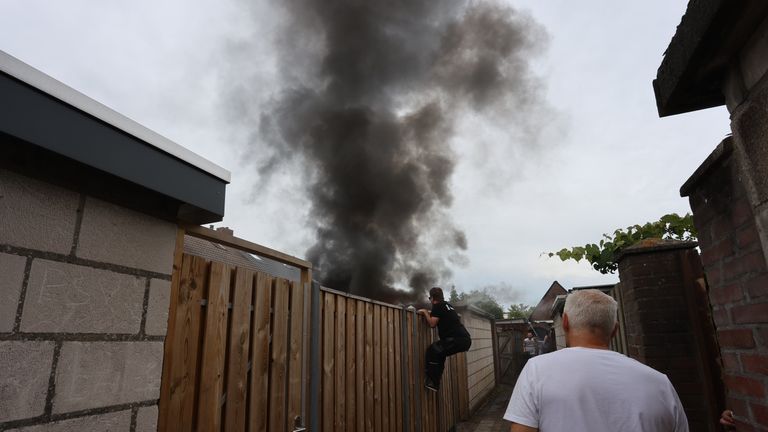 Er kwam veel rook vrij bij de brand in Drunen (foto: Bart Meesters/Meesters Multi Media/SQ Vision Mediaprodukties).
