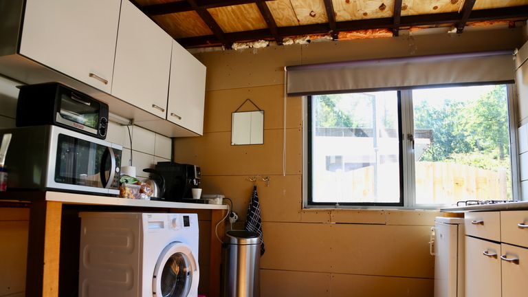 De keuken in het chalet. De muren worden nog gestuukt en het dak wordt nog afgetimmerd. 