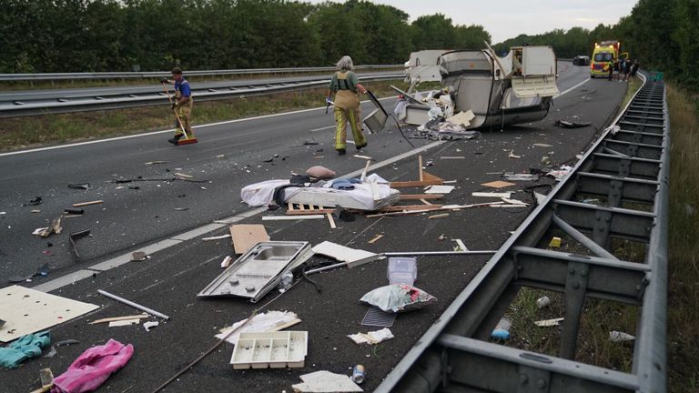 De snelweg lag vol met onderdelen van de caravan (foto: WdG - SQ Vision).