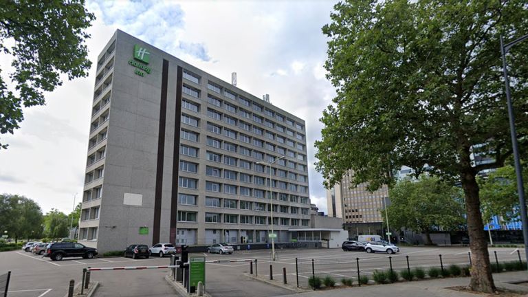 In dit hotel in Eindhoven worden de moeders en hun pasgeboren kinderen opgevangen (foto: Google Maps).