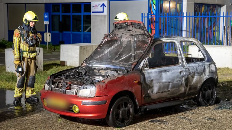 De brandweer kon niet voorkomen dat de auto in Waalwijk uitbrandde (foto: Iwan van Dun/SQ Vision).