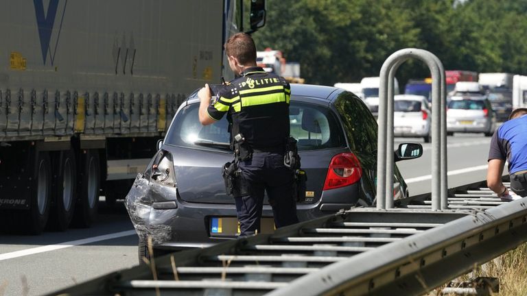 Hoe het ongeluk op de A2 bij Budel kon gebeuren, wordt onderzocht (foto: WdG/SQ Vision).