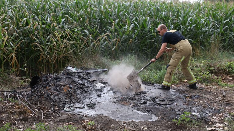 Met een schop werden de brandende restanten uit elkaar gehaald (foto: Sander van Gils/SQ Vision).