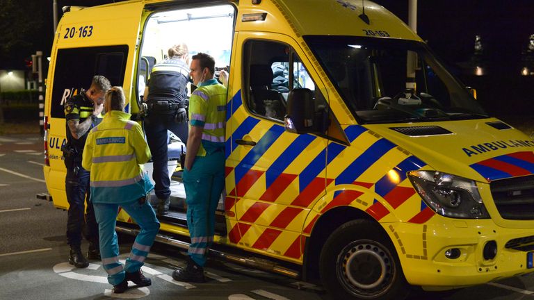 De scooterrijder is in een ambulance naar een ziekenhuis gebracht (foto: Perry Roovers/SQ Vision).