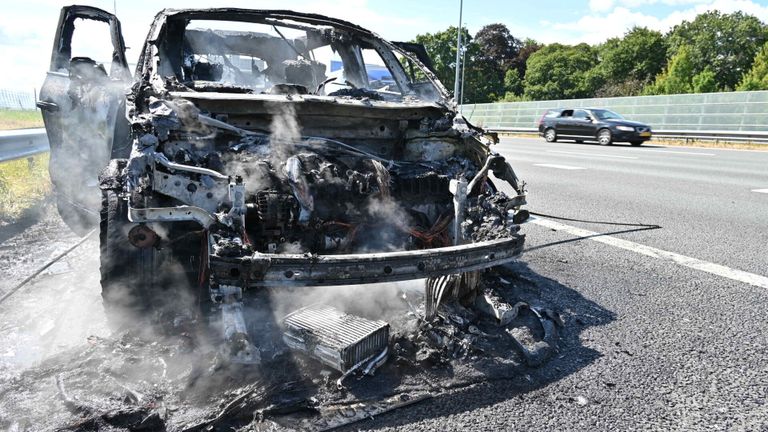 Van de auto bleef na de brand op de A16 weinig over (foto: Tom van der Put/SQ Vision).