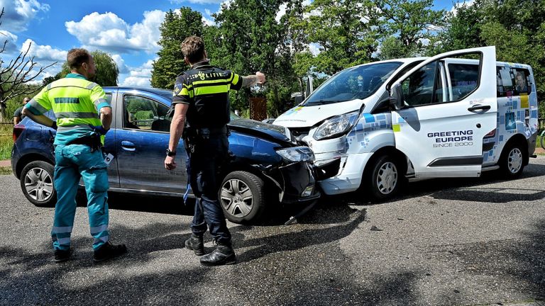 De auto's botsten frontaal op elkaar (foto: Toby de Kort/SQ Vision).